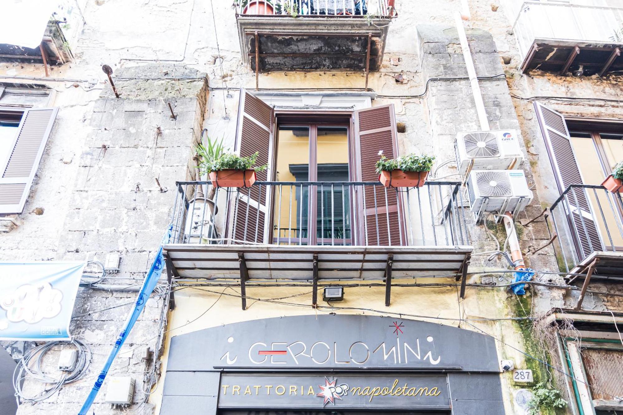 La Maschera Di Pulcinella Napoli Bagian luar foto